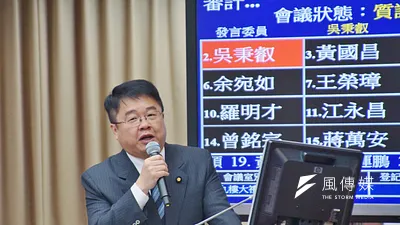 針對長照財源,藍委林德福提議應該推行保險制,但綠委吳秉叡則反對,認為一份薪水已要負擔勞保、健保、勞退,若再加上長照,恐讓雇主寧願付低薪、給獎金。(資料照,盧逸峰攝)