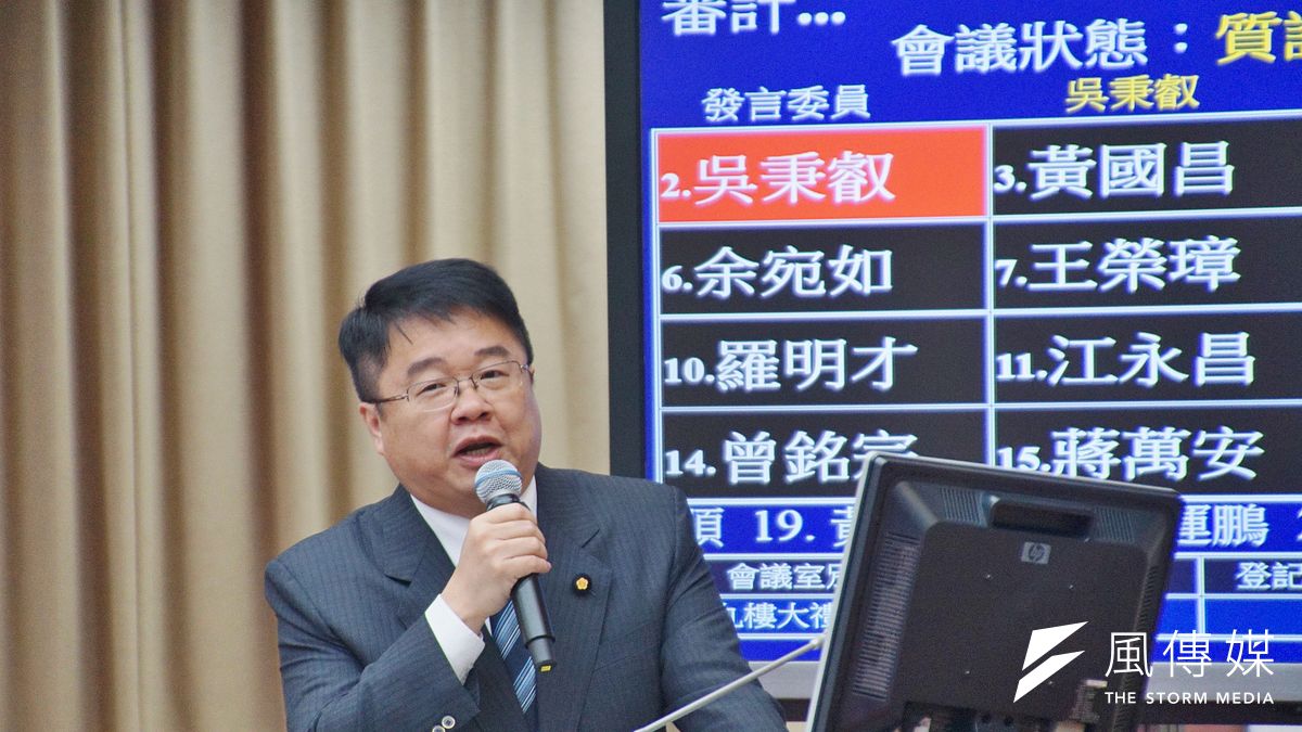 針對長照財源,藍委林德福提議應該推行保險制,但綠委吳秉叡則反對,認為一份薪水已要負擔勞保、健保、勞退,若再加上長照,恐讓雇主寧願付低薪、給獎金。(資料照,盧逸峰攝) 針對長照財源,藍委林德福提議應該推行保險制,但綠委吳秉叡則反對,認為一份薪水已要負擔勞保、健保、勞退,若再加上長照,恐讓雇主寧願付低薪、給獎金。(資料照,盧逸峰攝)