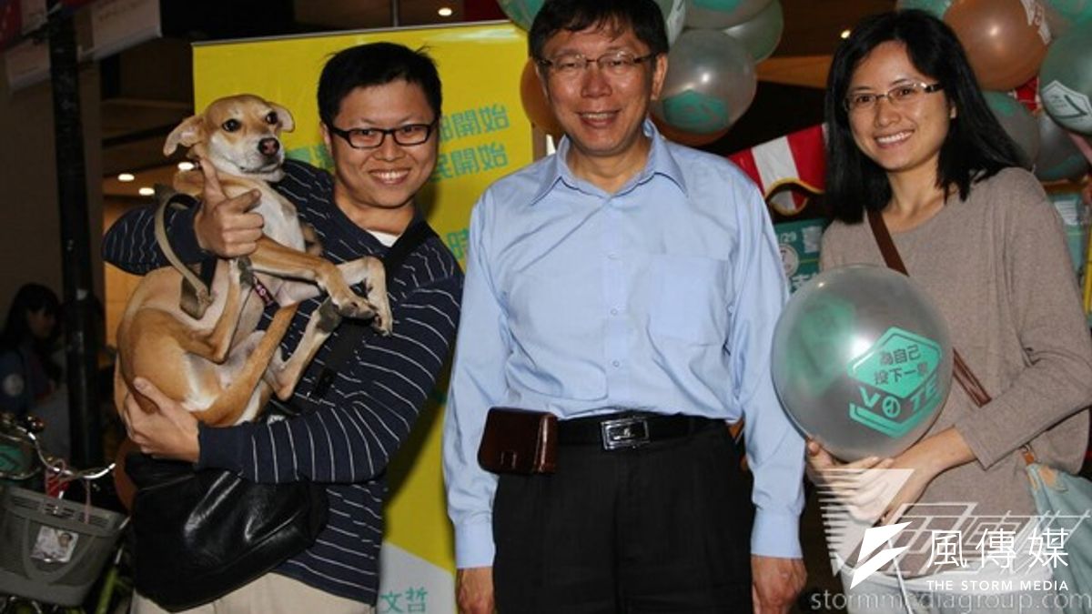 台北市長候選人柯文哲晚上則舉辦「柯文哲與他快樂的青年夥伴遊信義威秀」活動,與熱情民眾合照。(葉信菉攝) 台北市長候選人柯文哲晚上則舉辦「柯文哲與他快樂的青年夥伴遊信義威秀」活動,與熱情民眾合照。(葉信菉攝)