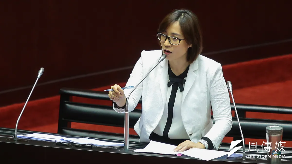 時代力量立委高潞.以用下午質詢行政院長林全時表示,原民會土管處處長當時提出相關《原基法》規定,張景森卻非常強勢。(顏麟宇攝)