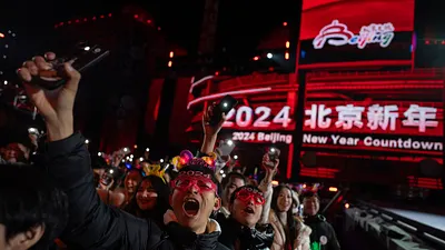 2023年12月31日,北京民眾正在歡呼新年倒數。(美聯社)