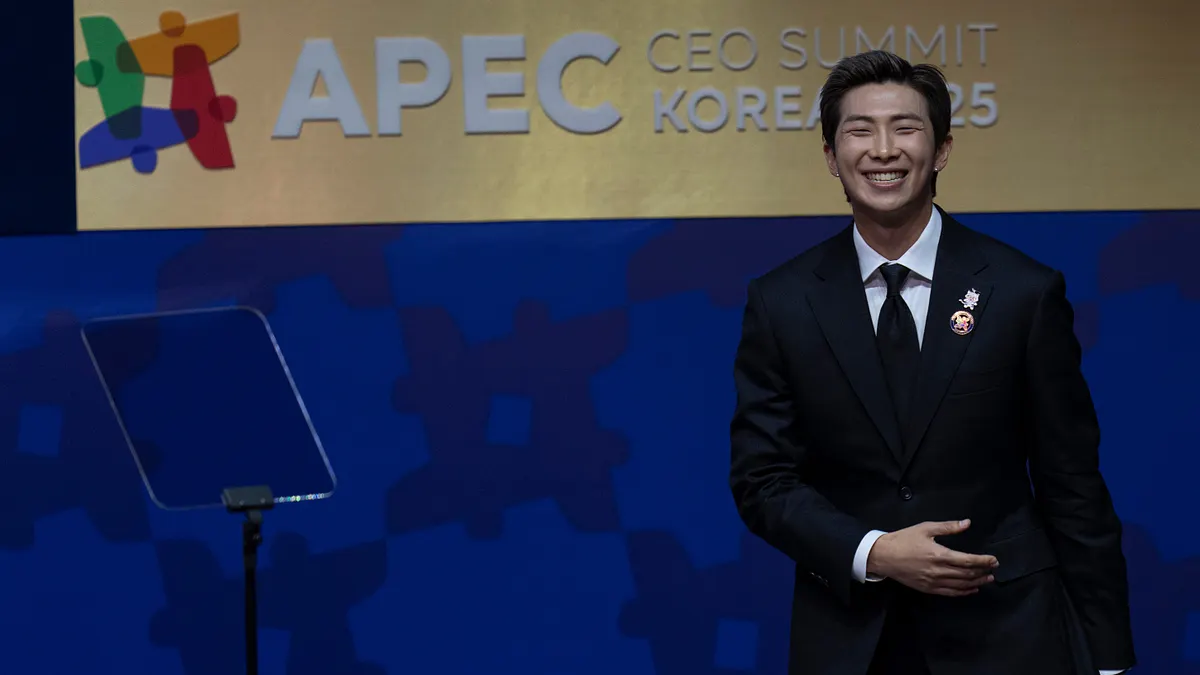 2025年10月29日,防彈少年團(BTS)成員金南俊(RM)在韓國慶州舉行的亞太經合組織(APEC)CEO高峰會上發表演說。(AP)