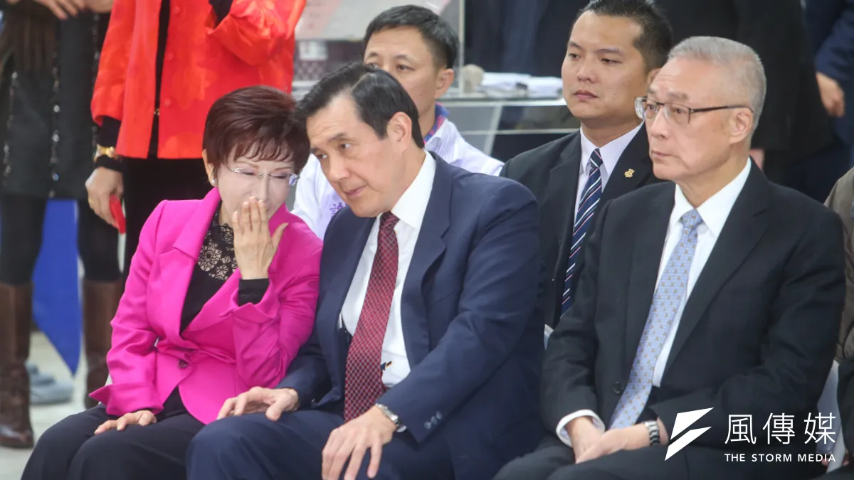 國民黨106年新春團拜,前總統馬英九、主席洪秀柱、前副總統吳敦義等出席。洪秀柱頻和馬英九咬耳朵(陳明仁攝)