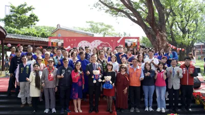 「客家婚禮」盛大登場,吸引數百位民眾前來觀禮,共同見證21對新人的幸福時刻。(圖/高市客委會提供)