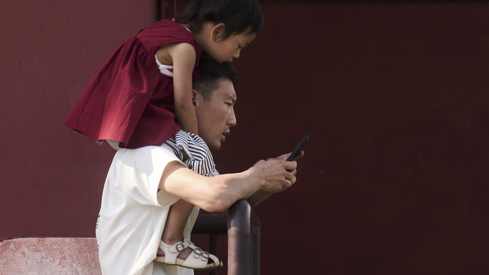 女兒輕輕拍我的背,那瞬間,萬語千言:《男人第二次浪漫》選摘(1)