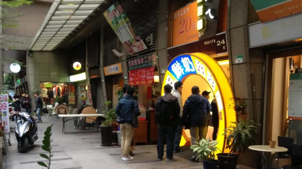 北市中山區晴光商圈名店「台灣人ㄟ甜甜圈」遭員工指控老闆濫扣績效,手法五花八門。(圖/翻攝自FB) 北市中山區晴光商圈名店「台灣人ㄟ甜甜圈」遭員工指控老闆濫扣績效,手法五花八門。(圖/翻攝自FB)