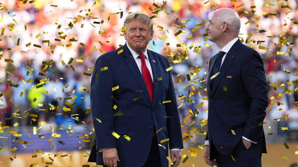 2026年7月19日,美國總統川普與FIFA主席英凡提諾為世界盃足球賽頒獎。(美聯社)