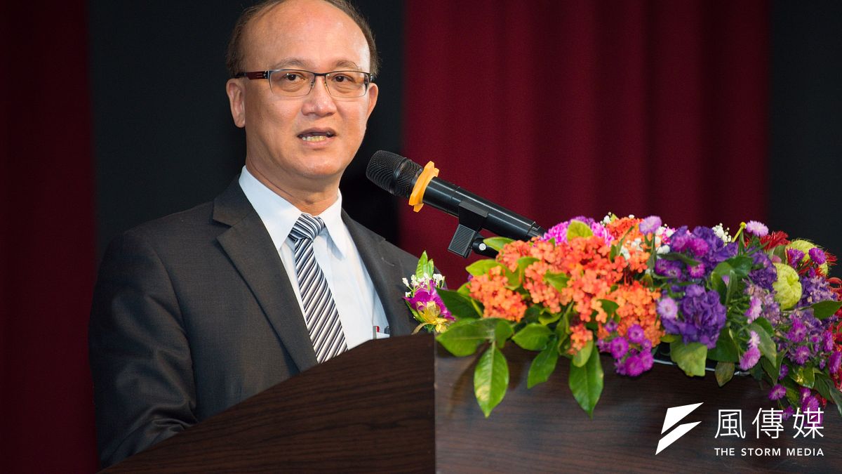 教育部常務次長林騰蛟指出,若未來校長或教職員工在校園發展有違反專業倫理的關係,情節嚴重可直接由性別平等教育委員會做終身解聘等處理。(資料照,甘岱民攝) 教育部常務次長林騰蛟指出,若未來校長或教職員工在校園發展有違反專業倫理的關係,情節嚴重可直接由性別平等教育委員會做終身解聘等處理。(資料照,甘岱民攝)