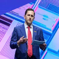 「SEMICON Taiwan 2026 マスターズフォーラム&グローバル・エコシステム・サミット」が2日、台北南港展覧館で開催された。写真はメルクグループ取締役会(経営執行委員会)メンバー兼エレクトロニクス・ビジネスCEOのベンジャミン・ハイン(Benjamin Hein)氏。(写真/劉偉宏撮影) 「SEMICON Taiwan 2026 マスターズフォーラム&グローバル・エコシステム・サミット」が2日、台北南港展覧館で開催された。写真はメルクグループ取締役会(経営執行委員会)メンバー兼エレクトロニクス・ビジネスCEOのベンジャミン・ハイン(Benjamin Hein)氏。(写真/劉偉宏撮影)