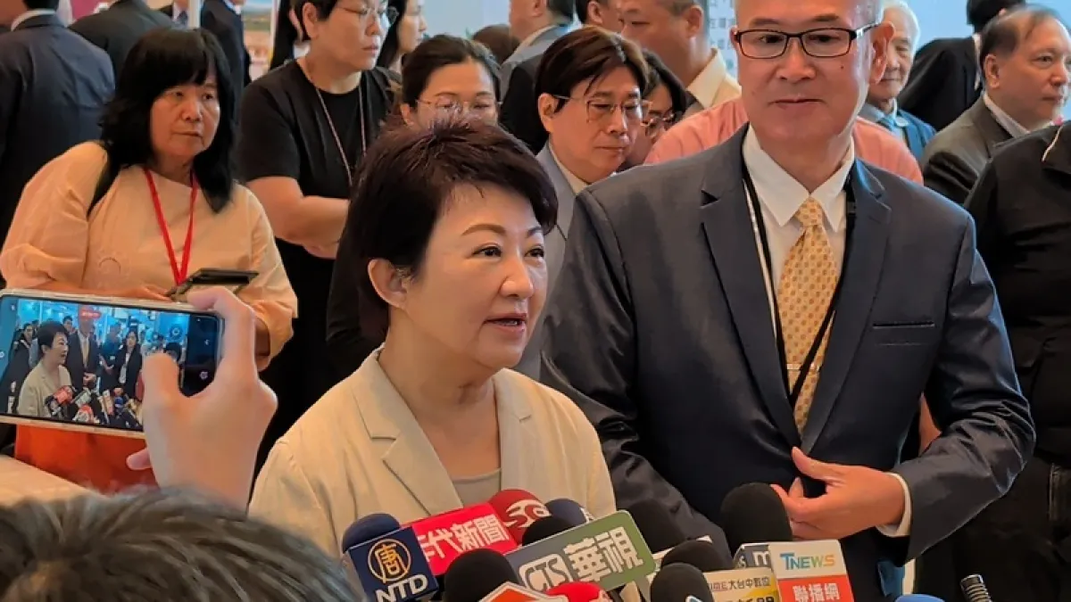 針對中聯油脂案,台中市長盧秀燕(前左)15日接受媒體聯訪時表示,中央應盡速查明發生原因,展現維護食安的決心。(中央社)