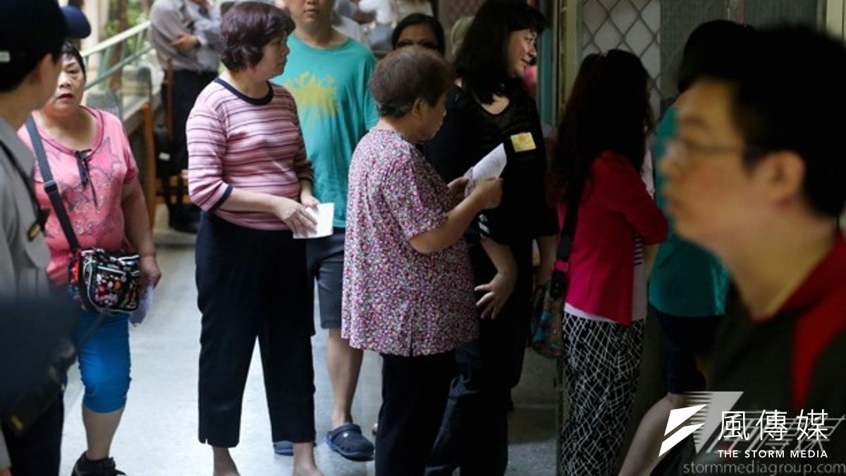 九合一選舉29日登場,不過有民眾爆料,北市中山國中投票所疑似出現違法情事,1選務人員在民眾領票時,先詢問選民是不是要投市長票,若沒有特別要求就不發選票。圖為29日民眾投票狀況(余志偉攝) 九合一選舉29日登場,不過有民眾爆料,北市中山國中投票所疑似出現違法情事,1選務人員在民眾領票時,先詢問選民是不是要投市長票,若沒有特別要求就不發選票。圖為29日民眾投票狀況(余志偉攝)