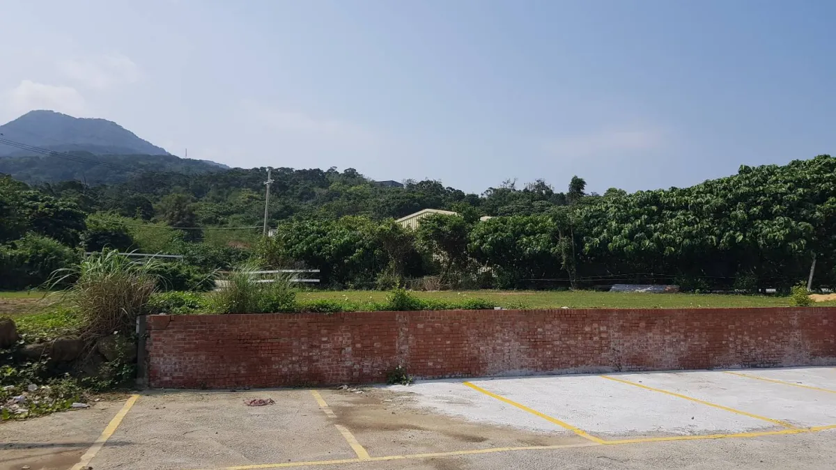舊八里馬場地主將部分土地捐贈給新北市政府,目前正由工務局新工處開闢施做八里公一公園,預計11月完工啟用。(圖/新北市工務局提供)