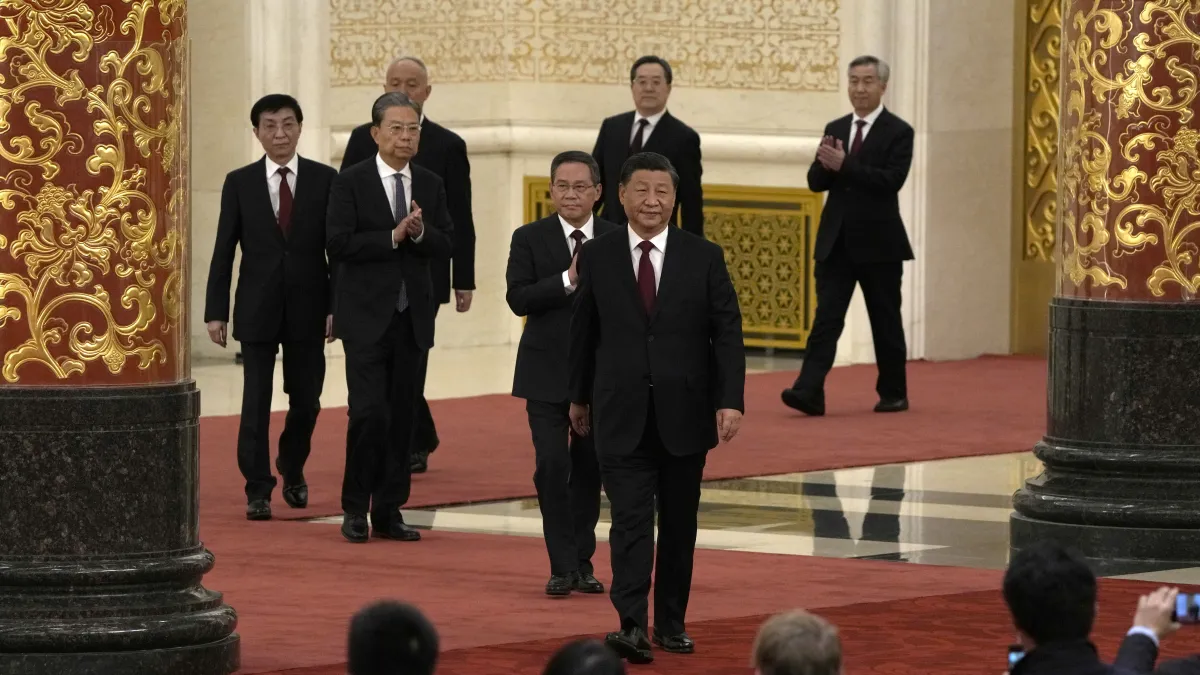 2022年10月23日,中共二十大一中全會,最新一屆政治局常委亮相:習近平、李希、蔡奇、趙樂際、李強、王滬寧、丁薛祥。(資料照,美聯社)
