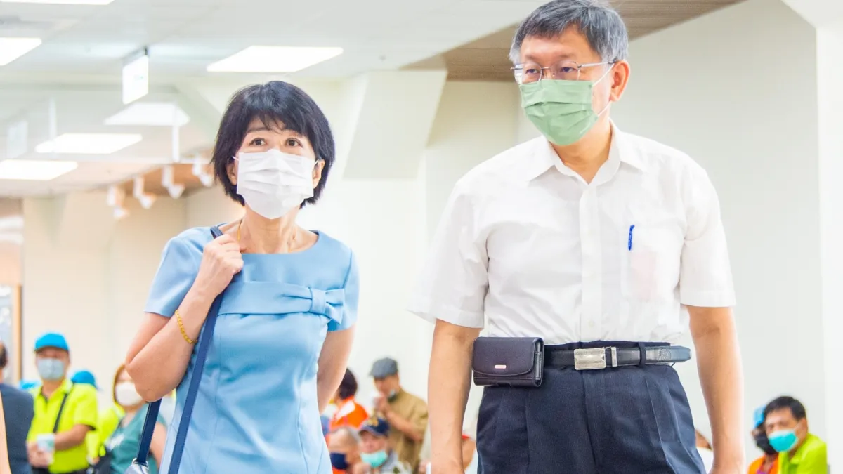 民眾黨總統參選人柯文哲(右)妻子陳佩琪(左)在臉書回應有關居住正義的相關問題。(圖/取自陳珮琪臉書)