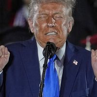 2025年5月1日、アメリカ大統領トランプがアラバマ大学の卒業式でスピーチを行った。(AP通信) 2025年5月1日、アメリカ大統領トランプがアラバマ大学の卒業式でスピーチを行った。(AP通信)