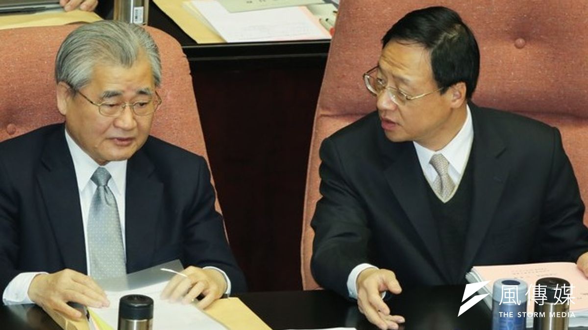 行政院副院長毛治國13日下午主持「財政健全方案小組」,確定明年節流450億。(圖為毛治國與行政院長江宜樺列席立法院院會,吳逸驊攝) 行政院副院長毛治國13日下午主持「財政健全方案小組」,確定明年節流450億。(圖為毛治國與行政院長江宜樺列席立法院院會,吳逸驊攝)