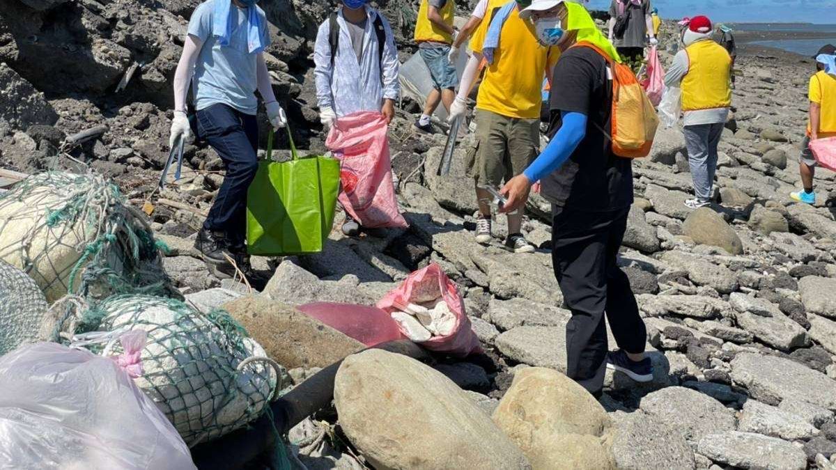 雲林縣府舉辦「2022國家海洋日-清淨海洋.麥力走」活動,總共清出1049.95公斤廢棄物。(圖/雲林縣政府環境保護局提供) 雲林縣府舉辦「2022國家海洋日-清淨海洋.麥力走」活動,總共清出1049.95公斤廢棄物。(圖/雲林縣政府環境保護局提供)