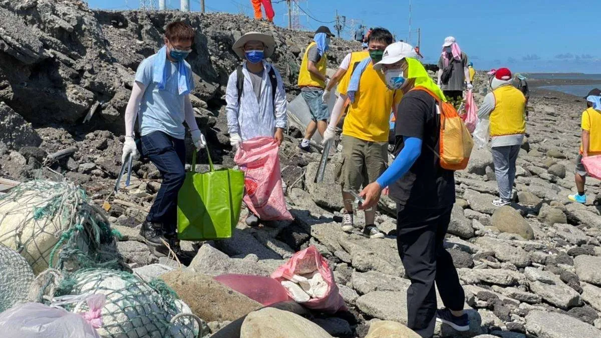 雲林縣府舉辦「2022國家海洋日-清淨海洋.麥力走」活動,總共清出1049.95公斤廢棄物。(圖/雲林縣政府環境保護局提供)