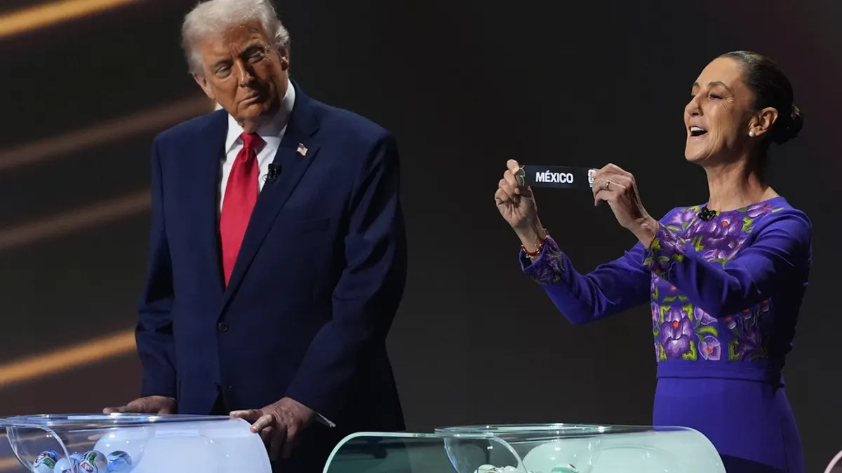 美國總統川普(左)與墨西哥總統謝恩鮑姆(Claudia Sheinbaum)共同出席世界盃抽籤儀式。(美聯社) 美國總統川普(左)與墨西哥總統謝恩鮑姆(Claudia Sheinbaum)共同出席世界盃抽籤儀式。(美聯社)