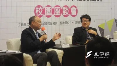 經濟部長鄧振中(左)出席於致理技術學院舉行的「擋不住的全球浪潮!區域經濟整合與國際經貿趨勢」座談,與學生分享區域經濟整合浪潮。(葉瑜娟攝)