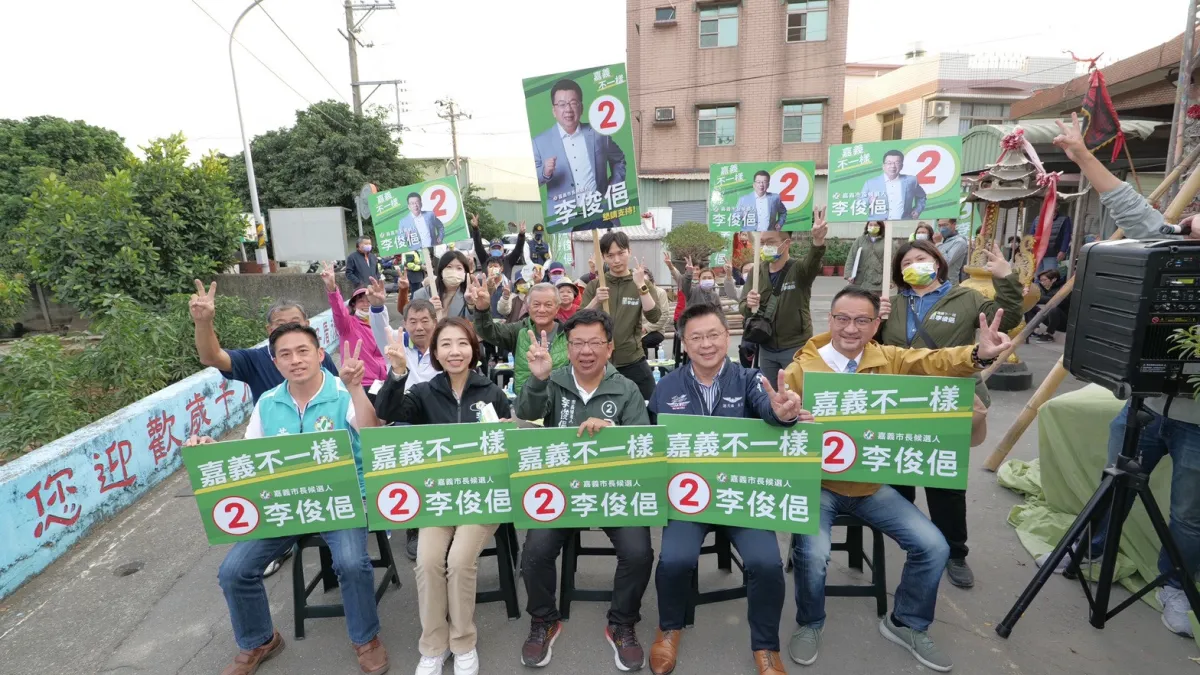 民進黨湧言會召集人王定宇偕立委趙天麟、議員阮昭雄、李妍慧等,陪同嘉義市長候選人李俊俋掃街。(圖/湧言會提供)