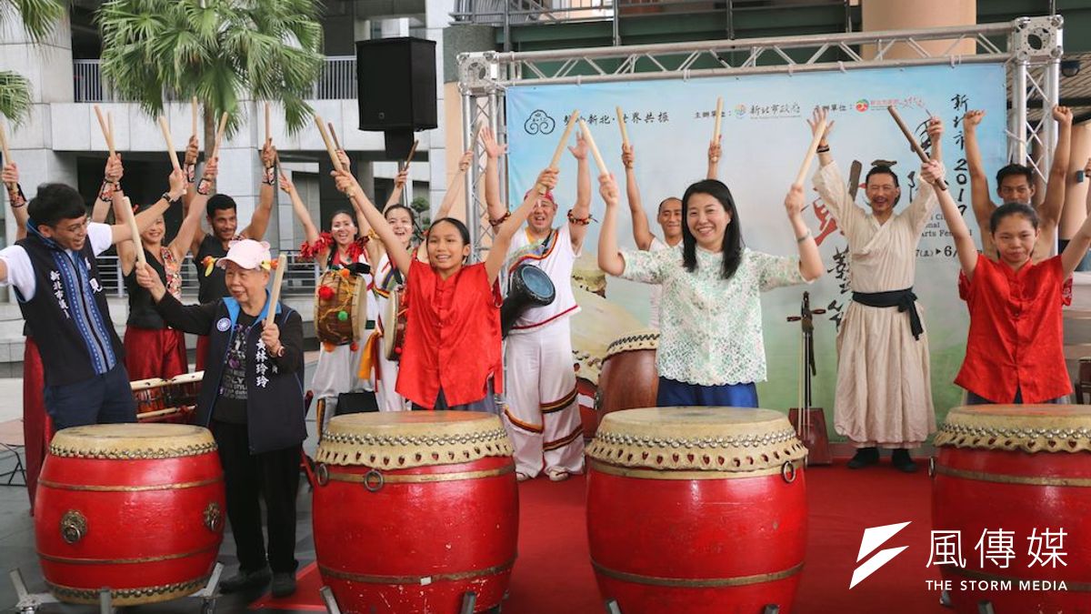 2019年新北市國際鼓藝節記者會上,文化局局長蔡佳芬(右二)、市議員黃林玲玲(左二)、市議員馬見Lahuy·Ipin(左)與新莊鼓藝團小朋友現場進行鼓點節奏教學,為今年鼓藝節開鼓。(圖:/李梅瑛攝) 2019年新北市國際鼓藝節記者會上,文化局局長蔡佳芬(右二)、市議員黃林玲玲(左二)、市議員馬見Lahuy·Ipin(左)與新莊鼓藝團小朋友現場進行鼓點節奏教學,為今年鼓藝節開鼓。(圖:/李梅瑛攝)
