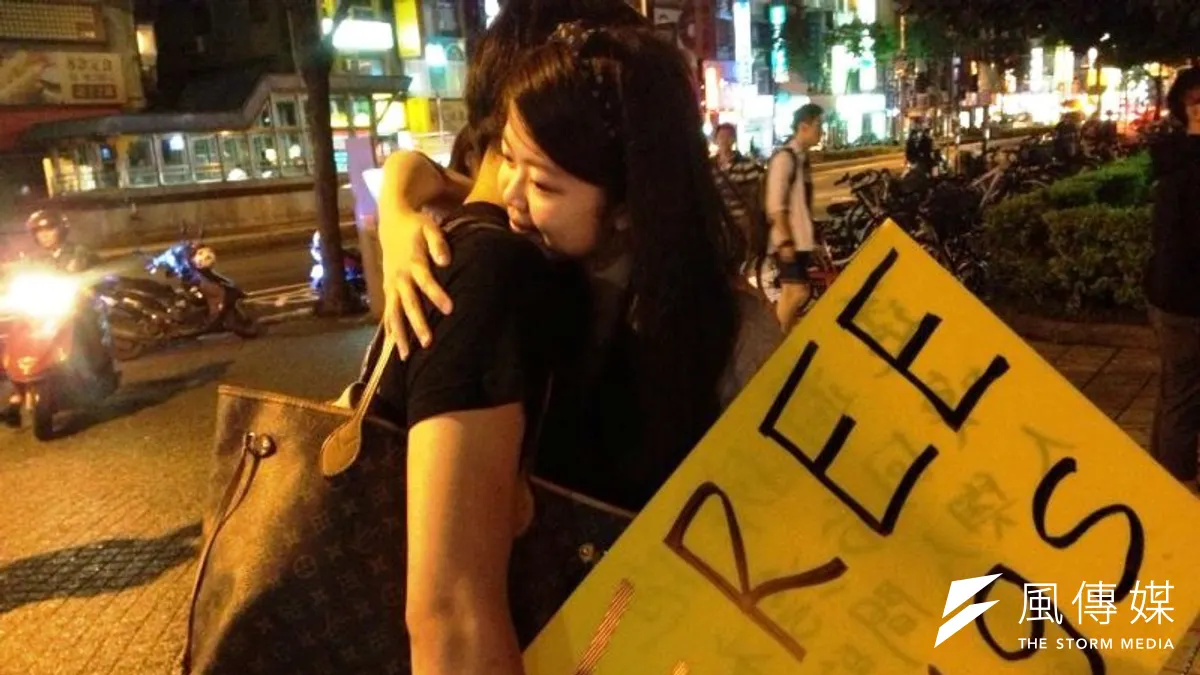 中央大學英文系學生沈郁吟23日晚間,在北捷江子翠捷運站外發起Free Hug活動,右為一起參加的同學。(王立柔攝) 中央大學英文系學生沈郁吟23日晚間,在北捷江子翠捷運站外發起Free Hug活動,右為一起參加的同學。(王立柔攝)