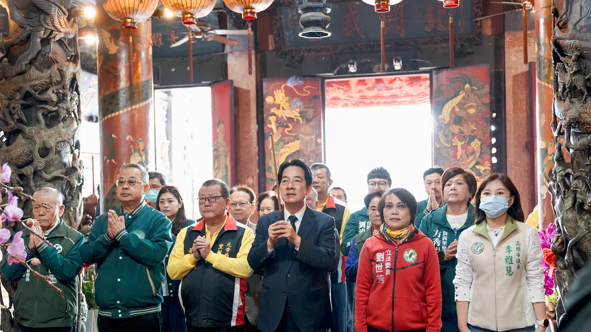 少數總統賴清德處境維艱,不問神明也知。圖為賴清德參香祈福。(民進黨提供)