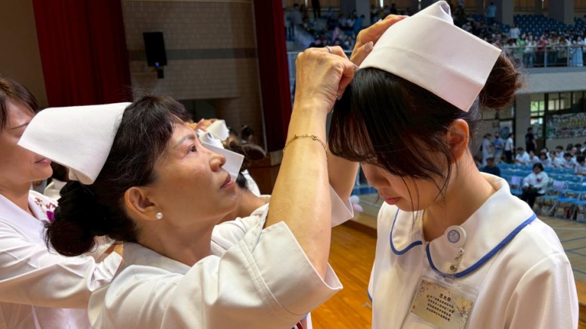 AI難取代的溫暖專業 輔英科大453位護理生加冠導光啟程