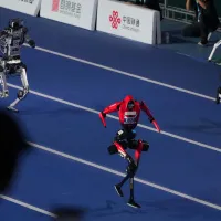 8月22日、北京で開催された世界人型ロボット運動会で100メートル走に参加したロボット。(AP通信) 8月22日、北京で開催された世界人型ロボット運動会で100メートル走に参加したロボット。(AP通信)