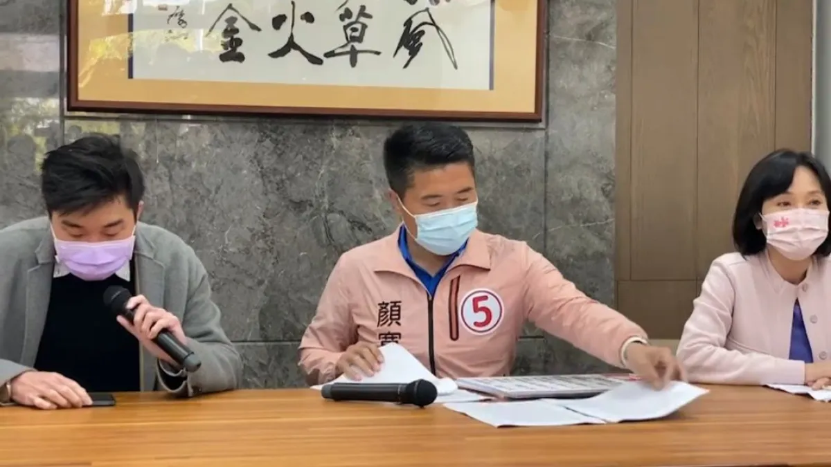 台中第2選區立委補選候選人顏寬恒(中)支持者,遭到檢察官大陣仗伺候。(顏寬恒辦公室提供)