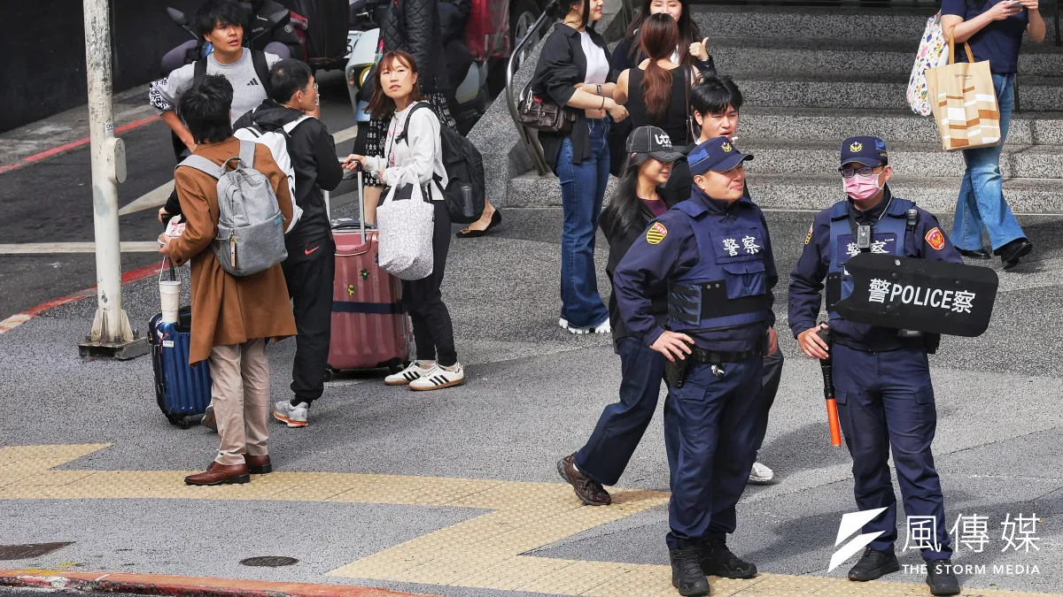 北市台北車站及中山捷運站商圈19日發生隨機攻擊事件,造成多人傷亡,事發後警方在中山捷運站出入口警戒。(資料照,柯承惠攝)