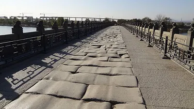 九一八到1937年7月7日之間,中日之間不存在戰爭狀態,這是事實,有一些軍事衝突並不是我們所說的客觀上界定的「戰爭」。圖為蘆溝橋(資料照,陽明大學電子報)