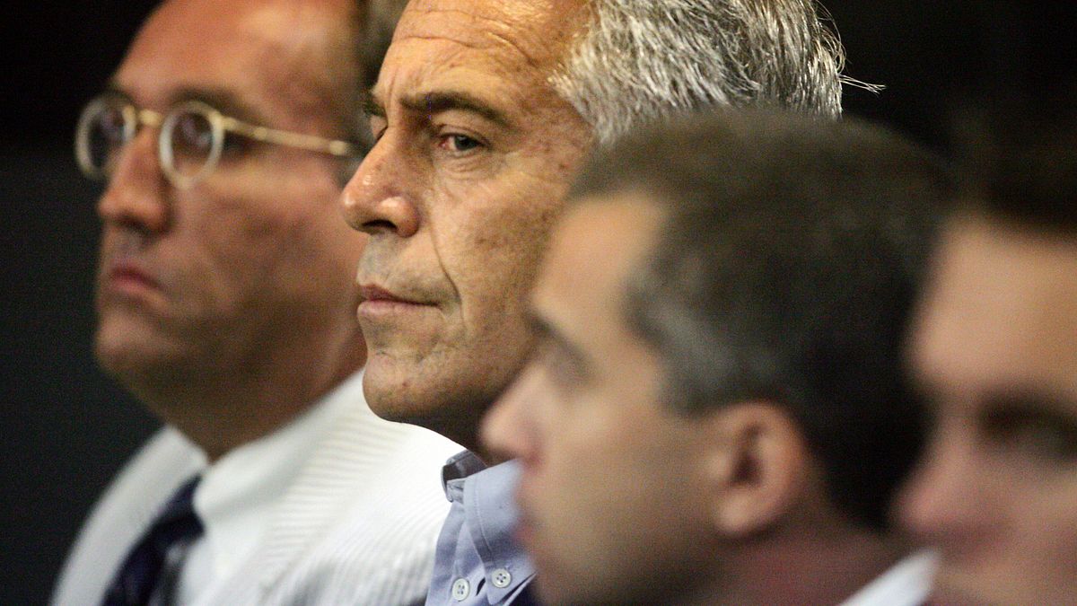 華爾街聊什麼》她只是想當模特兒,卻淪為淫魔助手!俄羅斯受害者對「艾普斯坦如何操弄人心」的第一手證言