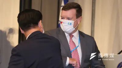 琉總統惠恕仁(Surangel Whipps Jr.)率訪問團抵台,美國駐帛琉大使倪約翰(John Hennessey-Niland)(右)隨行,引發揣測。(柯承惠攝)