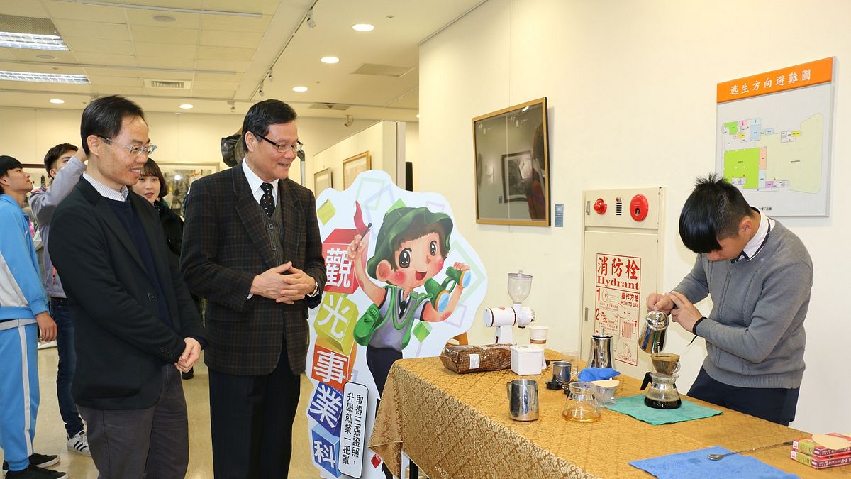 新北市圖書館館長王錦華(左一)與能仁家商校長林佳生(左二)欣賞觀光科3年級學生凃永傑示範手沖咖啡表演,他曾榮獲美國密西根手沖咖啡冠軍、金爵盃咖啡拉花-銅牌以及全國餐飲大賽咖啡萃取第三名多項殊榮。(圖/李梅瑛攝) 新北市圖書館館長王錦華(左一)與能仁家商校長林佳生(左二)欣賞觀光科3年級學生凃永傑示範手沖咖啡表演,他曾榮獲美國密西根手沖咖啡冠軍、金爵盃咖啡拉花-銅牌以及全國餐飲大賽咖啡萃取第三名多項殊榮。(圖/李梅瑛攝)