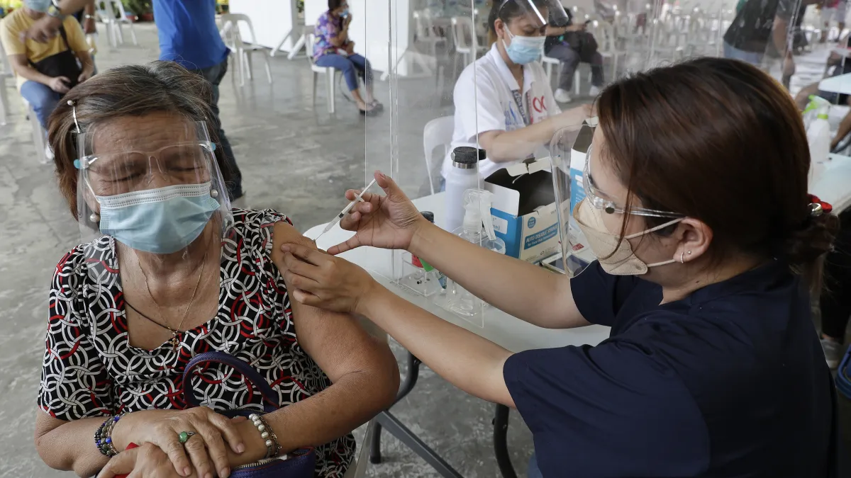 菲律賓疫情重創經濟,但民眾接種疫苗的意願依舊低迷。(AP)