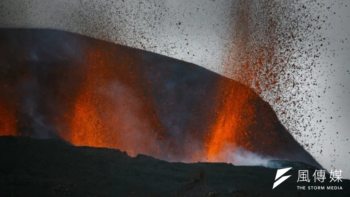 冰島氣象局18日宣布,未來不排除火山可能會爆發,航空警示已轉為橙色。圖為2010年3月21日冰島的火山噴發。(取自網路)