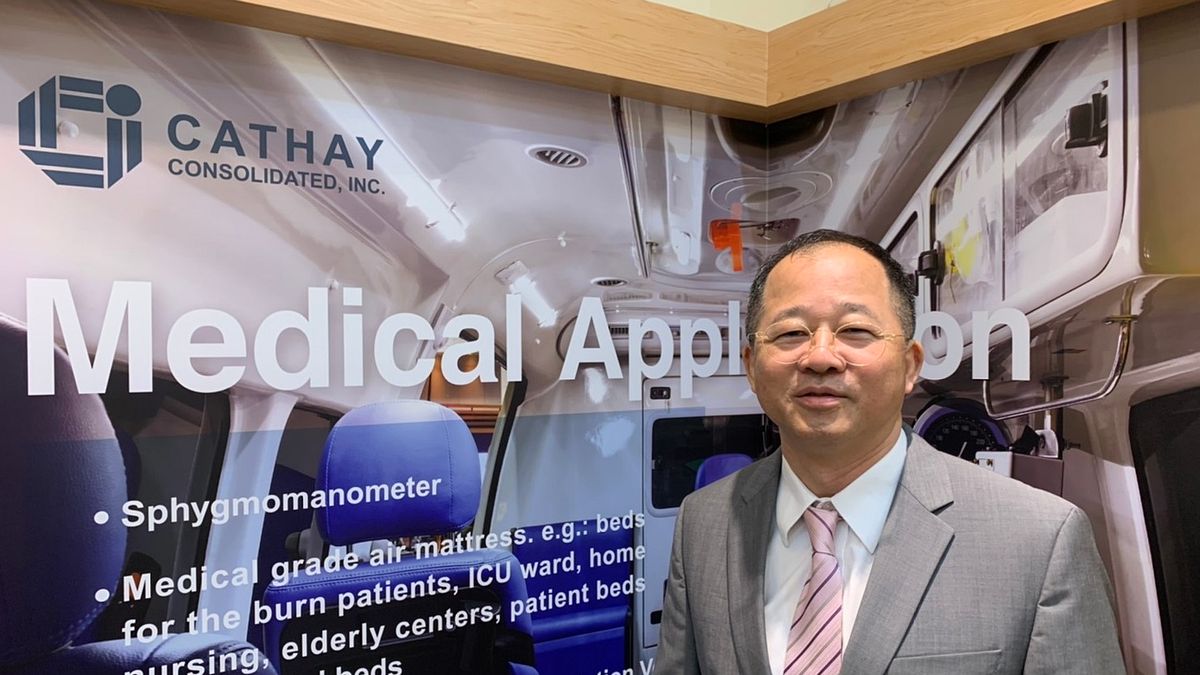 八貫(圖為八貫劉宗熹董事長)專精於開發及生產環保材料TPU二次加工、三次加工技術及產能的機能性布料。(圖/八貫企業提供) 八貫(圖為八貫劉宗熹董事長)專精於開發及生產環保材料TPU二次加工、三次加工技術及產能的機能性布料。(圖/八貫企業提供)