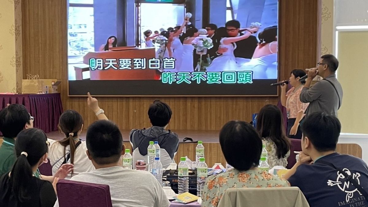 台中市府推出「一日歌手」主題式單身聯誼活動,讓參加者大展歌喉,合唱幸福旋律。(圖/台中市政府) 台中市府推出「一日歌手」主題式單身聯誼活動,讓參加者大展歌喉,合唱幸福旋律。(圖/台中市政府)
