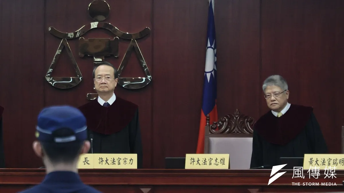司法院憲法法庭10日舉行國會職權修法暫時處分準備程序庭,圖為審判長許宗力(左)、大法官許志雄(右)。( 柯承惠攝)
