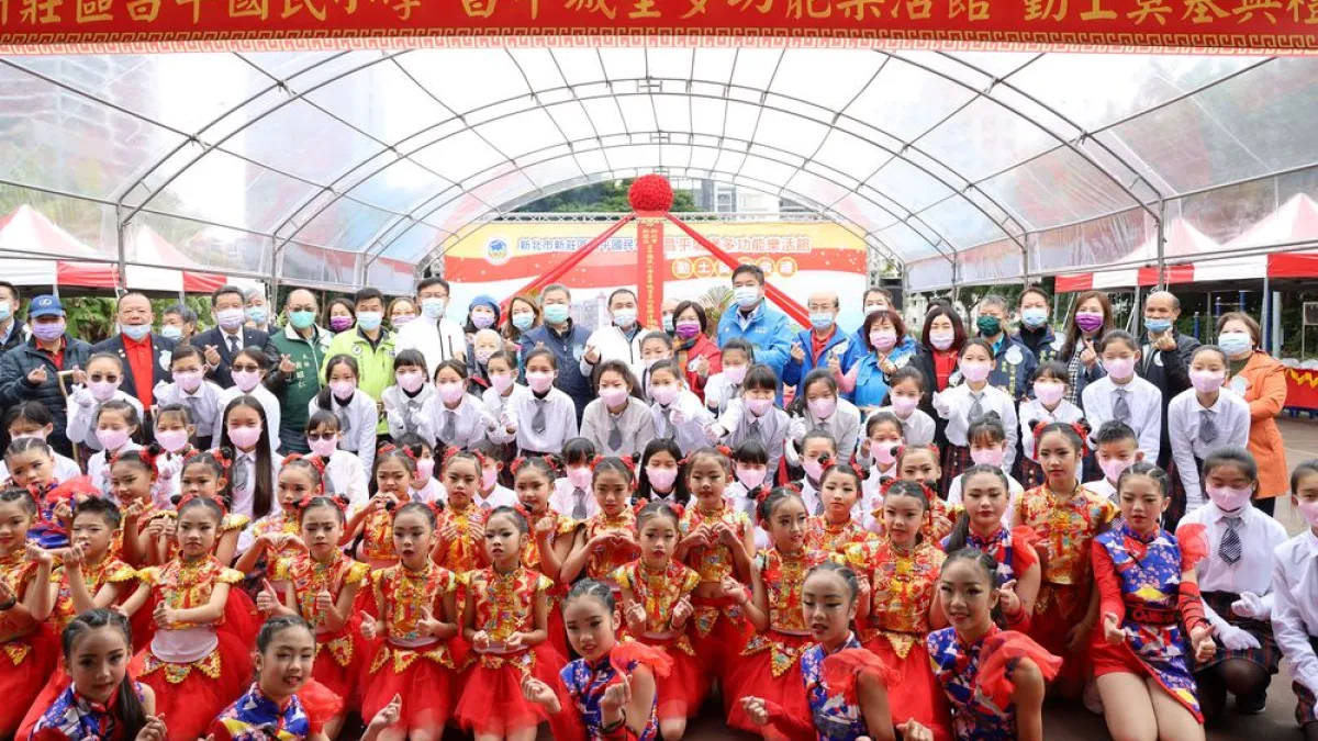「昌平城堡多功能樂活館」興建工程動土奠基典禮,市長侯友宜親臨主持並與出席貴賓合影。(圖/新北市教育局提供)