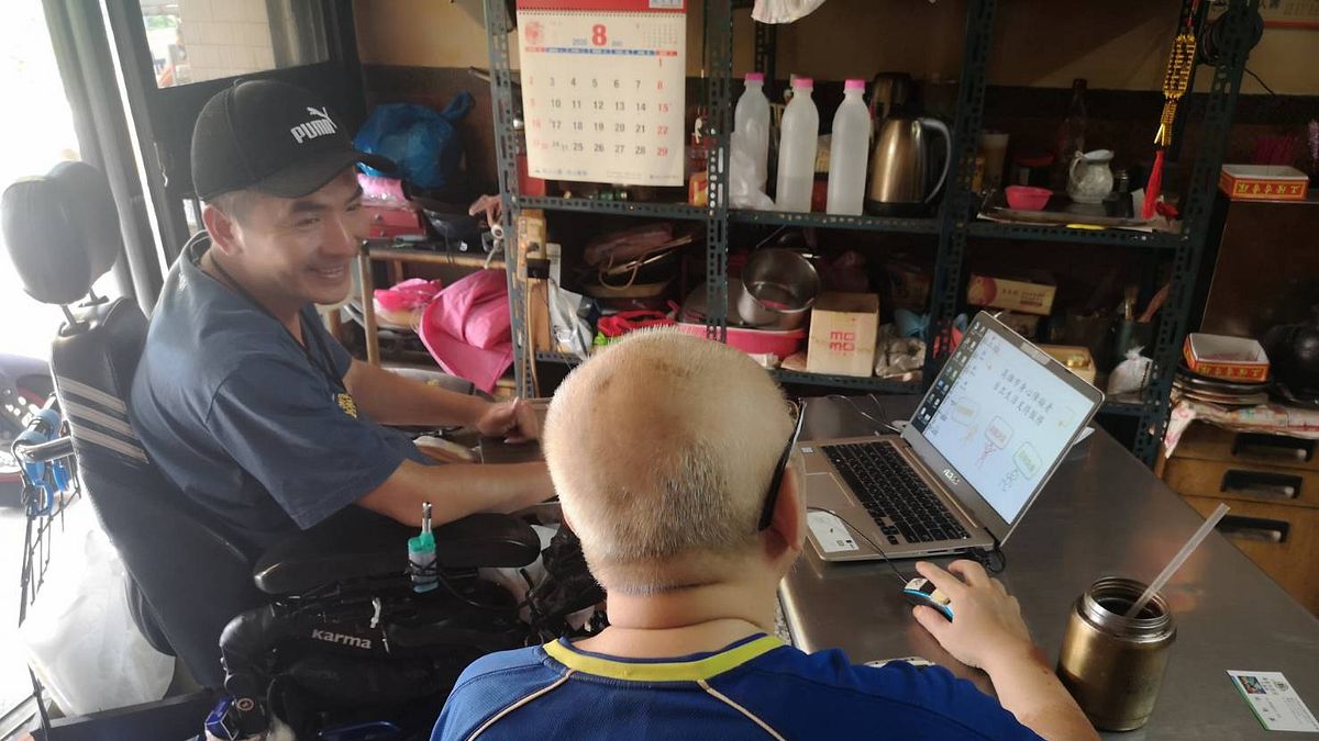 脊椎損傷身障者陳先生(左)發揮人溺己溺的大愛精神,坐輪椅到府教其他身障朋友電腦繪圖。(圖/高市社會局提供) 脊椎損傷身障者陳先生(左)發揮人溺己溺的大愛精神,坐輪椅到府教其他身障朋友電腦繪圖。(圖/高市社會局提供)