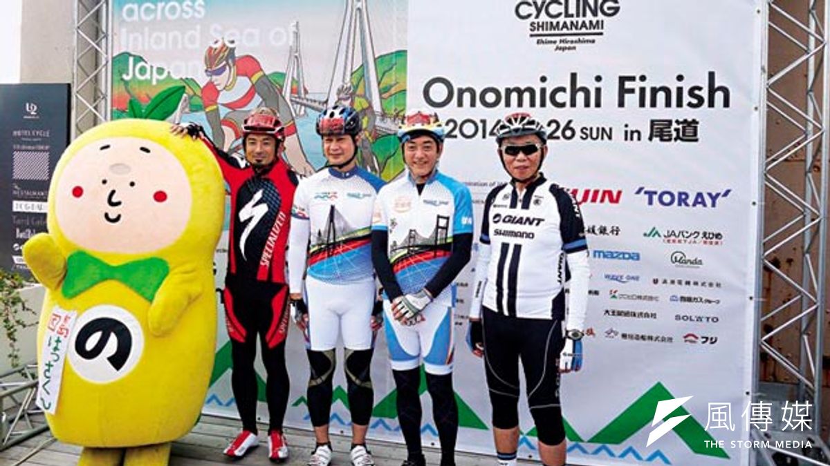 花5小時騎抵「經典組」65公里路線終點,愛媛縣知事中村時廣(右2)、廣島縣知事湯崎英彥(左2),邀巨大董事長劉金標(右1)上台,推崇他對活動的指導與啟發。 花5小時騎抵「經典組」65公里路線終點,愛媛縣知事中村時廣(右2)、廣島縣知事湯崎英彥(左2),邀巨大董事長劉金標(右1)上台,推崇他對活動的指導與啟發。