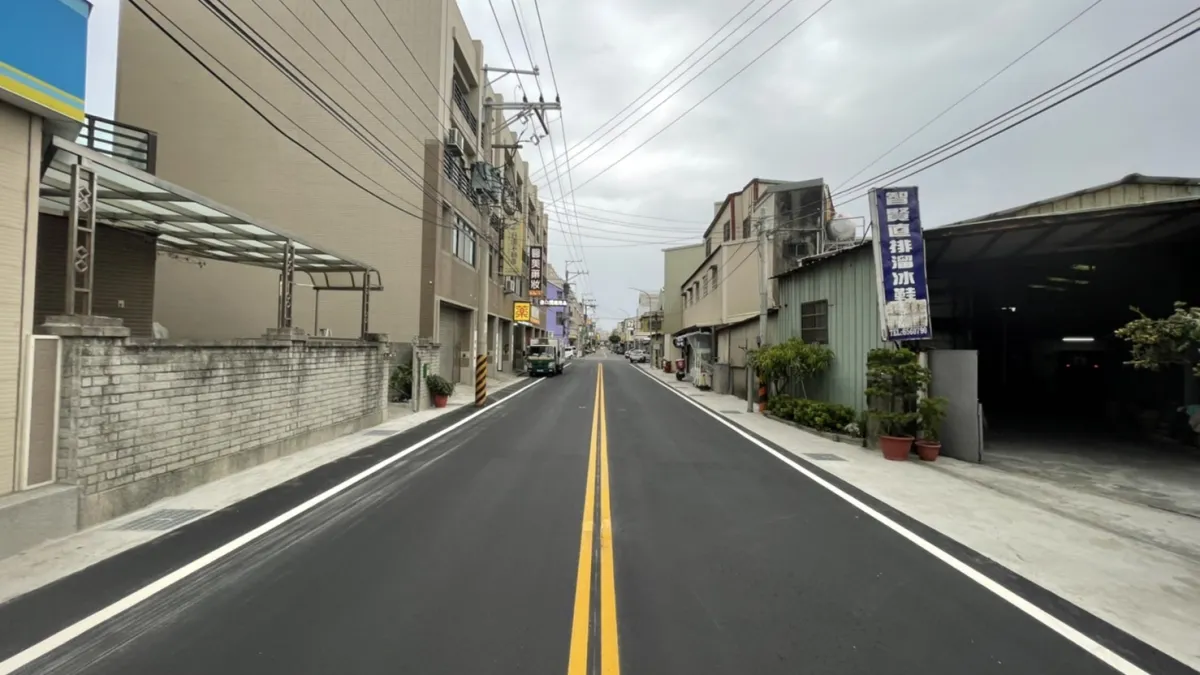 清水區槺榔里鰲峰路附近因地勢低窪,大雨期間出現路面積水情形,市府建設局進行改善作業,解決淹水問題。(圖/台中市政府)