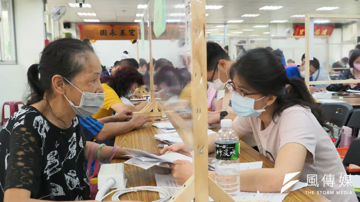 辛酸誰人知!紓困方案不清不楚,前線承辦員遭民眾罵翻。(林瑞慶攝)