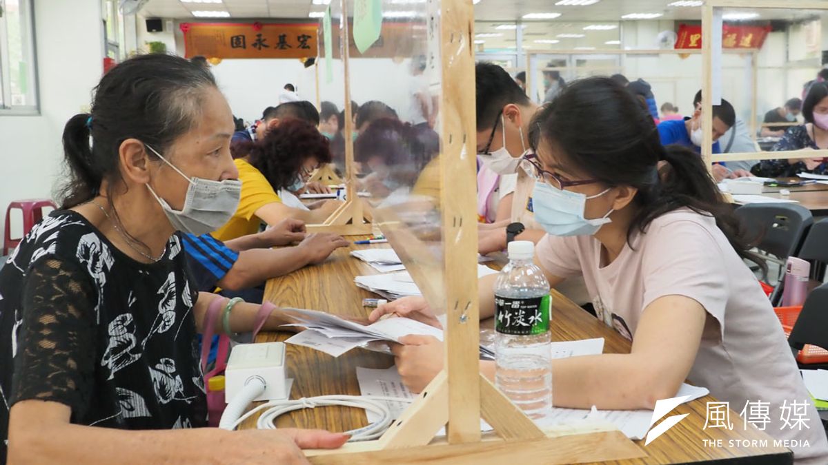 辛酸誰人知!紓困方案不清不楚,前線承辦員遭民眾罵翻。(林瑞慶攝) 辛酸誰人知!紓困方案不清不楚,前線承辦員遭民眾罵翻。(林瑞慶攝)