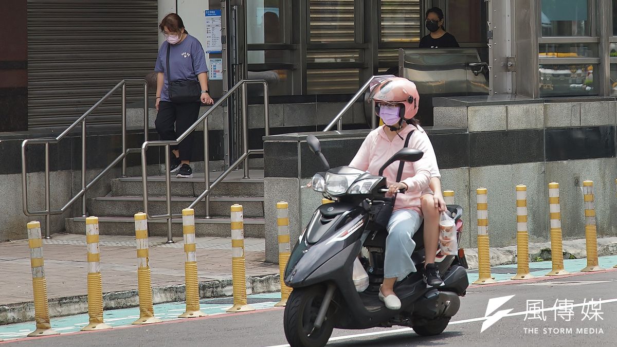 國內疫情警戒降至第二級,民眾出門仍須戴口罩。(資料照,盧逸峰攝) 國內疫情警戒降至第二級,民眾出門仍須戴口罩。(資料照,盧逸峰攝)