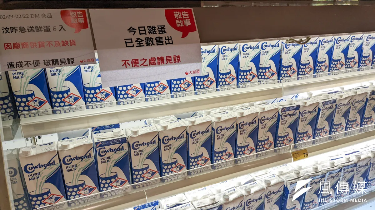 蔡政府出現「蛋蛋危機」,圖為大賣場雞蛋全數售出冷藏櫃擺上保久乳。(顏麟宇攝)