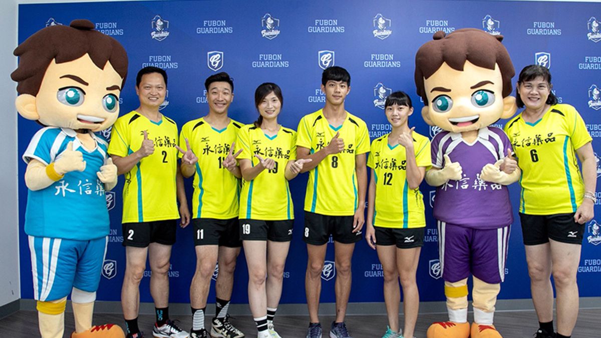 台灣首位旅外排球員邱金治(右)等人代表永信杯為富邦悍將開球。(圖由永信杯提供) 台灣首位旅外排球員邱金治(右)等人代表永信杯為富邦悍將開球。(圖由永信杯提供)